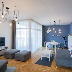 cozy-rooftop-apartment.praguehotelsweb.com/